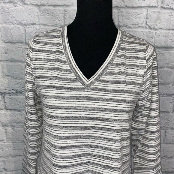 Gibson & Latimer vneck stripe top w/side slits & flare sleeve grey & white sz S - Picture 4 of 11